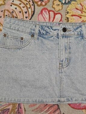 NWOT Edikted Sz 2 Light Wash Denim Mini Skirt 30" Waist